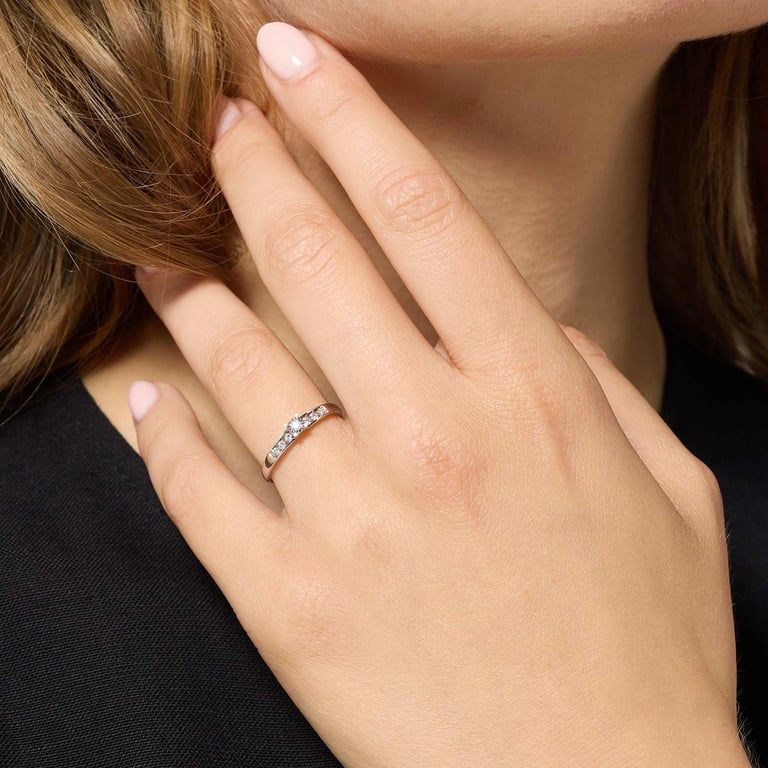 18k guldring, diamanter - vitguld, sidostensring, 15 5