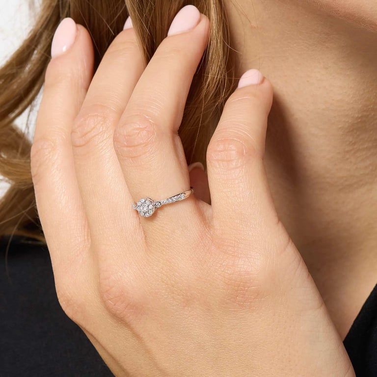 18k guldring, diamanter - vitguld, halo, 17.5 3