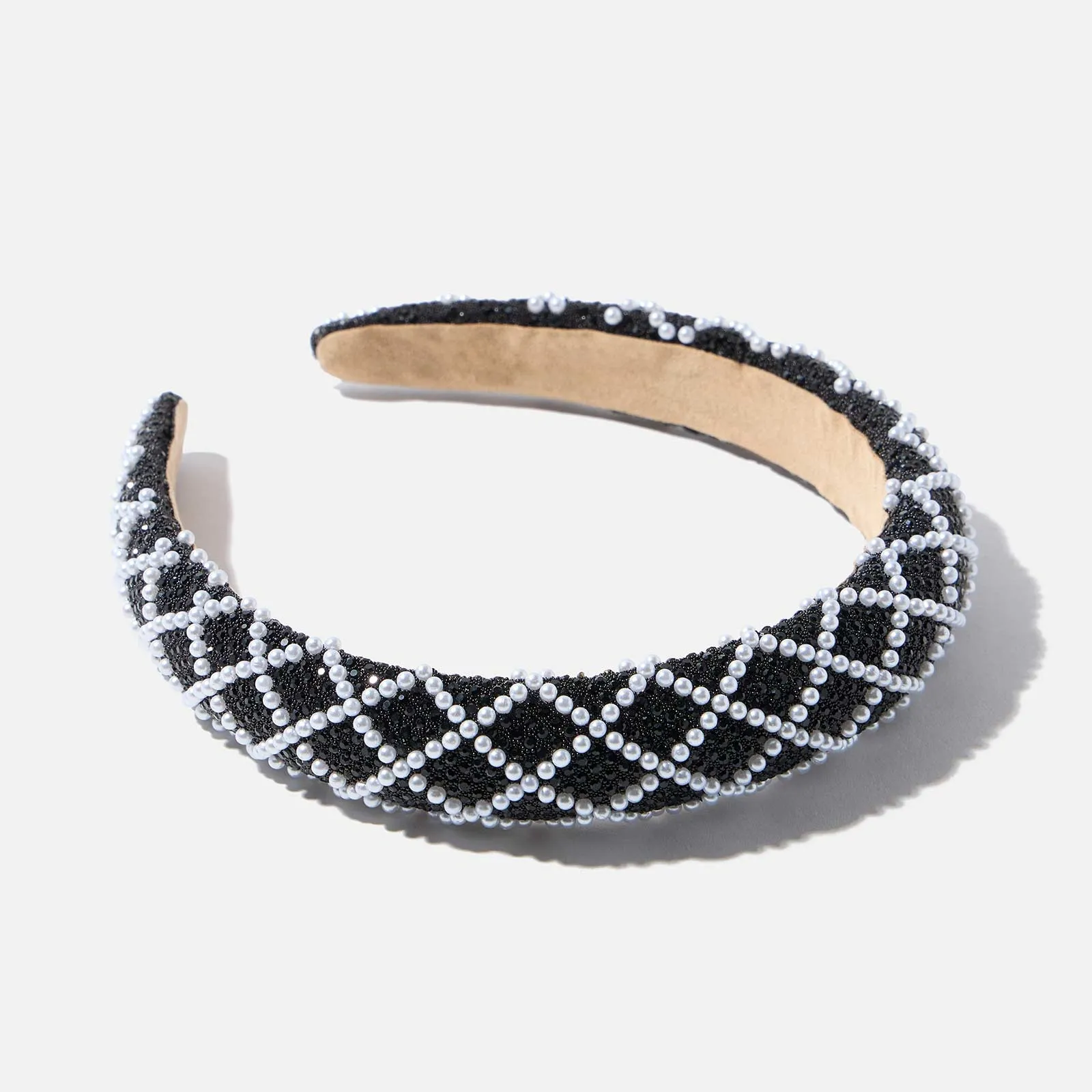 Svart diadem med vita pärlor